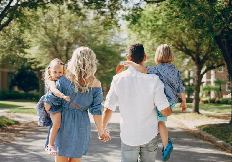 young-family-street_1157-4585